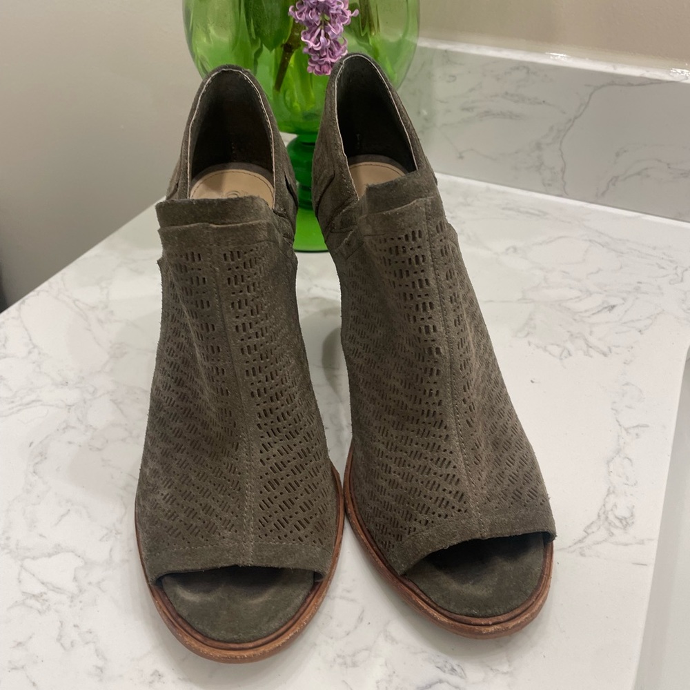 VINCE CAMUTO Size 7 heeled sandal/clog